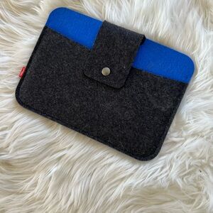🔥PACK & SMOOCH Wool Felt Mini IPad Case